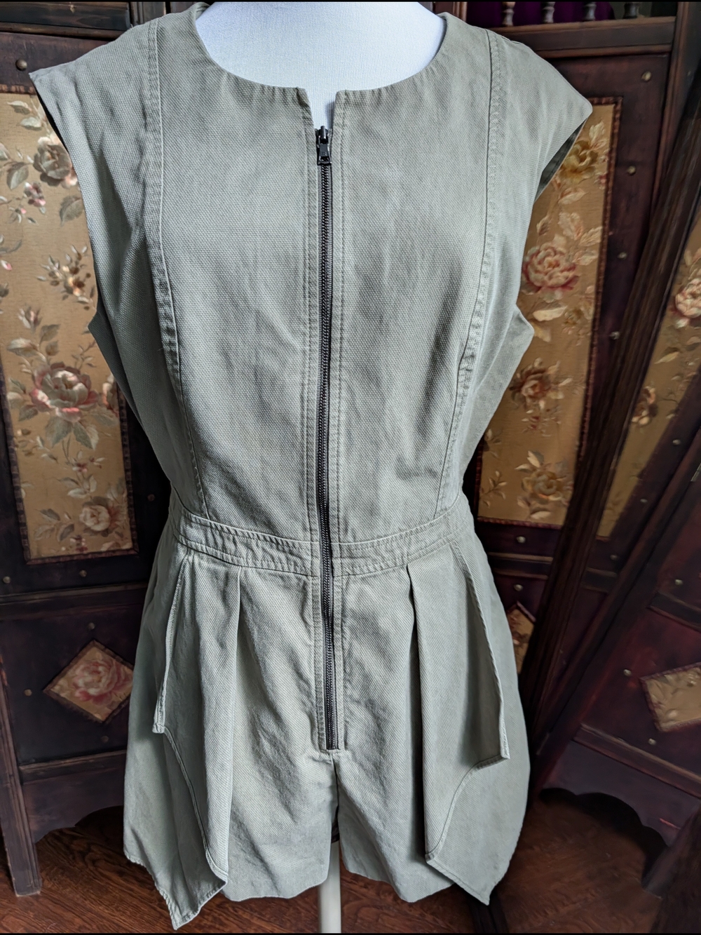 BCBG Olive Green Sleeveless Cotton Romper Size Medium M Minimalist Tailored Chic